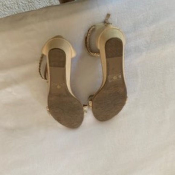 low wedge sandals with ankle straps and bling - Picture 3 of 3